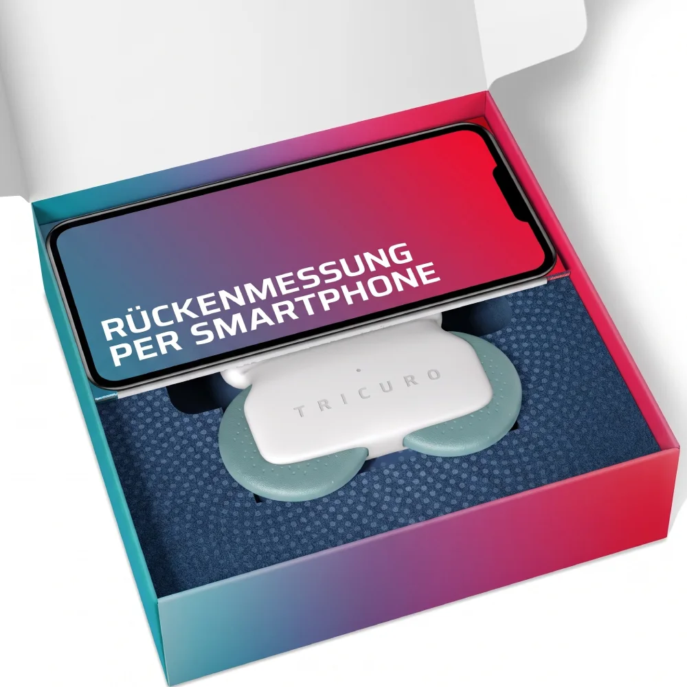 TRICURO® go Seriengerät in der Produktverpackung neben einem Smartphone mit dem Schriftzug ‚Rückenmessung per Smartphone'